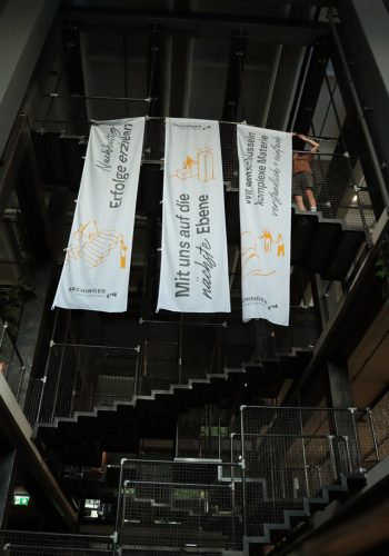 Fahnen Design die vor dunklem Hintergrund hängen