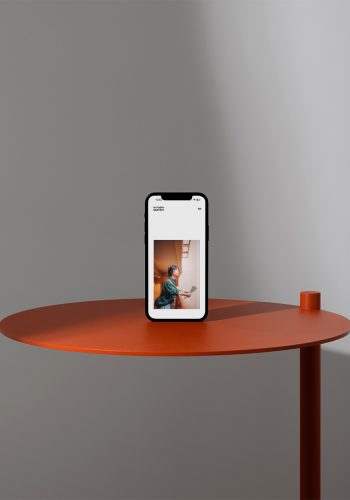iPhone auf Tisch orange rot Interieur