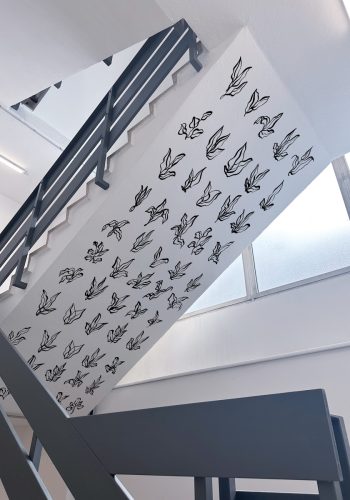 Wandbemalung Mural mit floralen Pflanzenillustrationen in schwarz weiß
