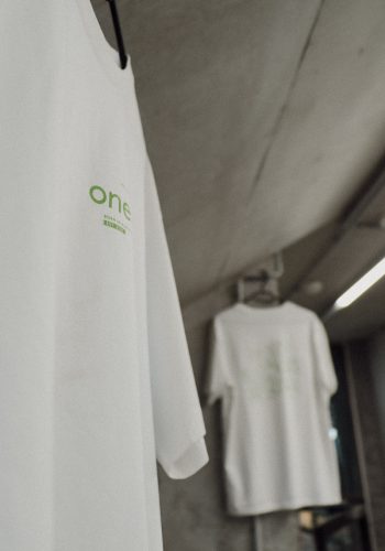 Zwei weiße Shirts mit Aufdruck