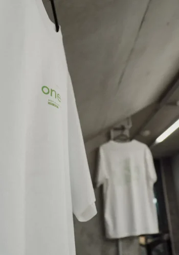 Zwei weiße Shirts mit Aufdruck