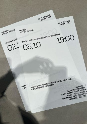 Minimalistische Typografie Plakate die auf Beton Hintergrund liegen